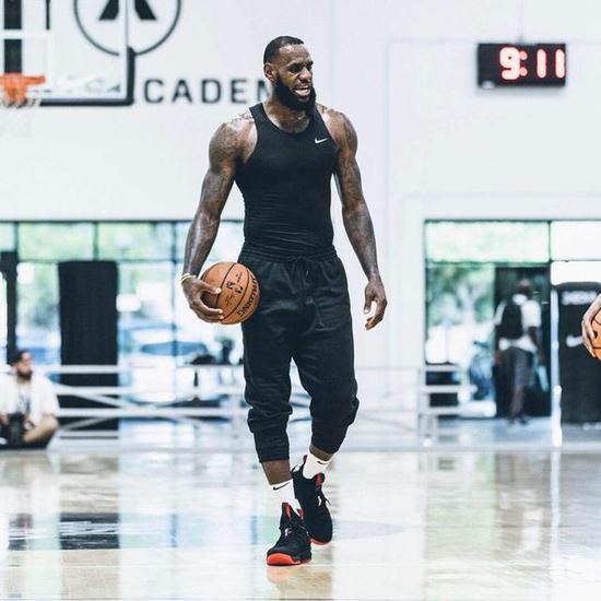 迈阿密国际vs纳什维尔：梅西、布斯克茨、阿尔巴首发出战（迈阿密国际对阵纳什维尔：梅西携布斯克茨、阿尔巴先发登场）