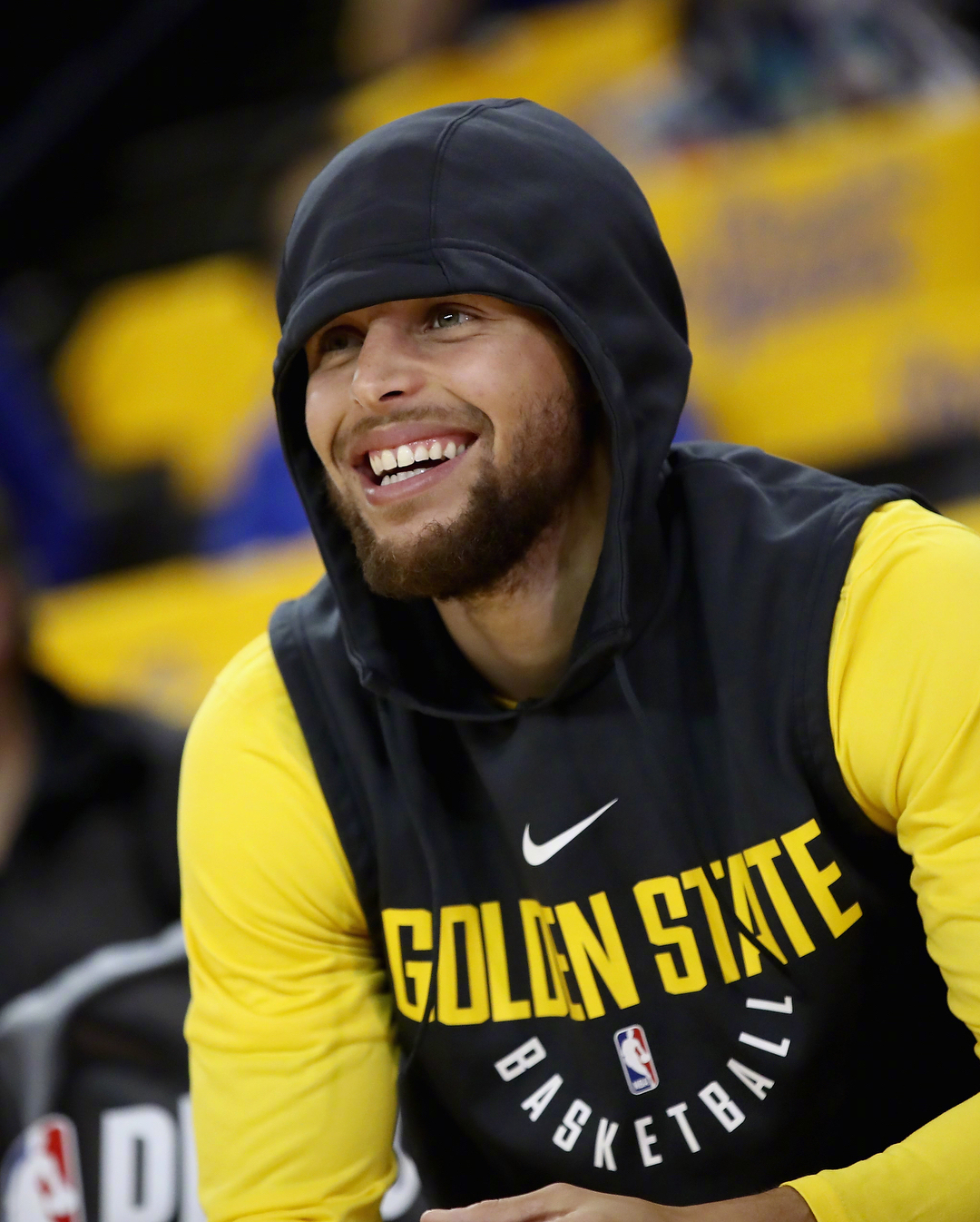 德媒：由于手指受伤，诺伊尔近两场都佩戴特制的四指手套参赛（德媒：手指伤势影响，诺伊尔连续两场戴特制四指手套出战）