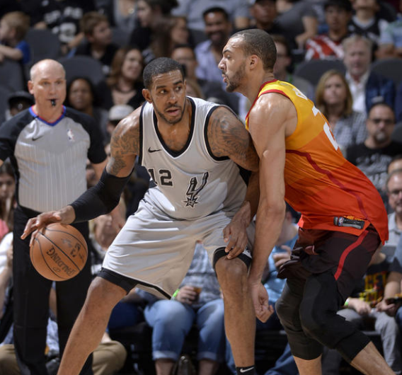 一只猫咪闯入罗马赛前发布会，加斯佩里尼：让它替我回答！（罗马赛前发布会遭猫乱入，加斯佩里尼：让它替我答！）