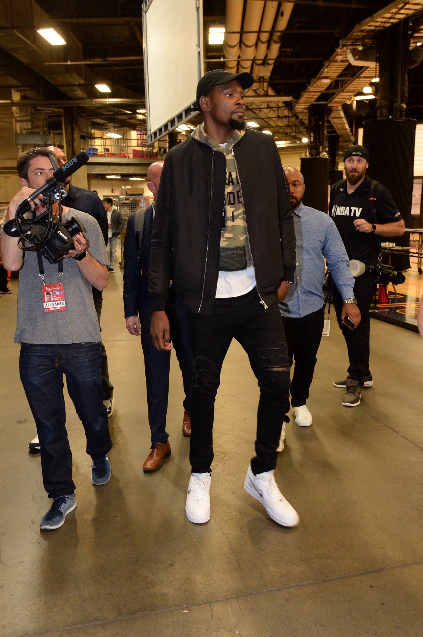 胖了？美媒晒浓眉训练图配文：浓眉的肚子从衣服里露出来了！（胖了吗？美媒晒浓眉训练照：衣摆上翻，腹部露出！）