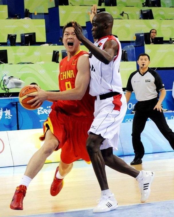 美国演员约翰尼-德普现场观看博卡比赛，并与里克尔梅合影（美国影星约翰尼·德普现身博卡比赛，与里克尔梅合影）