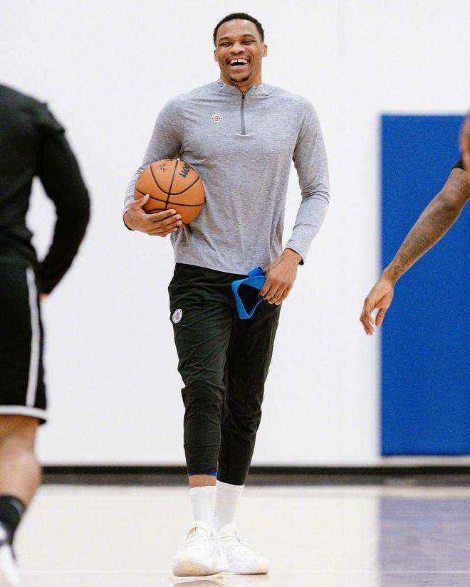 斯基拉：米兰双雄仍在关注索莱，是否行动取决于球员性侵指控（斯基拉：米兰双雄继续关注索莱，是否出手取决于针对球员的性侵指控进展）